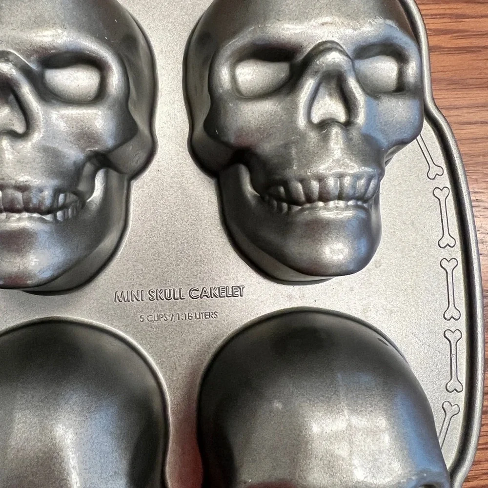 Williams Sonoma Nordic Ware mini skull cakelet 6 cups
